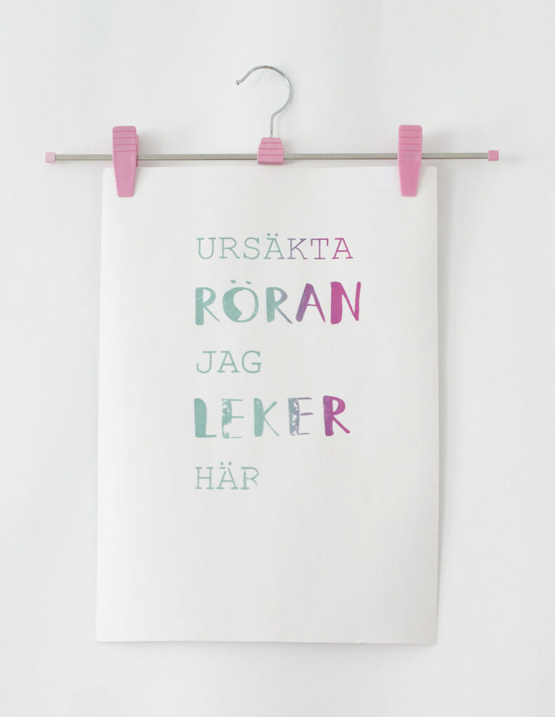 Screen-printad poster med texten "Ursäkta röran, jag leker här"